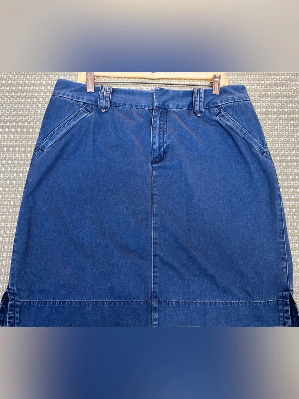 Liz Claiborne Indigo Denim above knee length Skirt, Sz 16. Soft denim,Belt loops